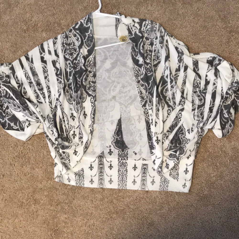 Stretchy crop cardigan . Will fit sizes 8-10